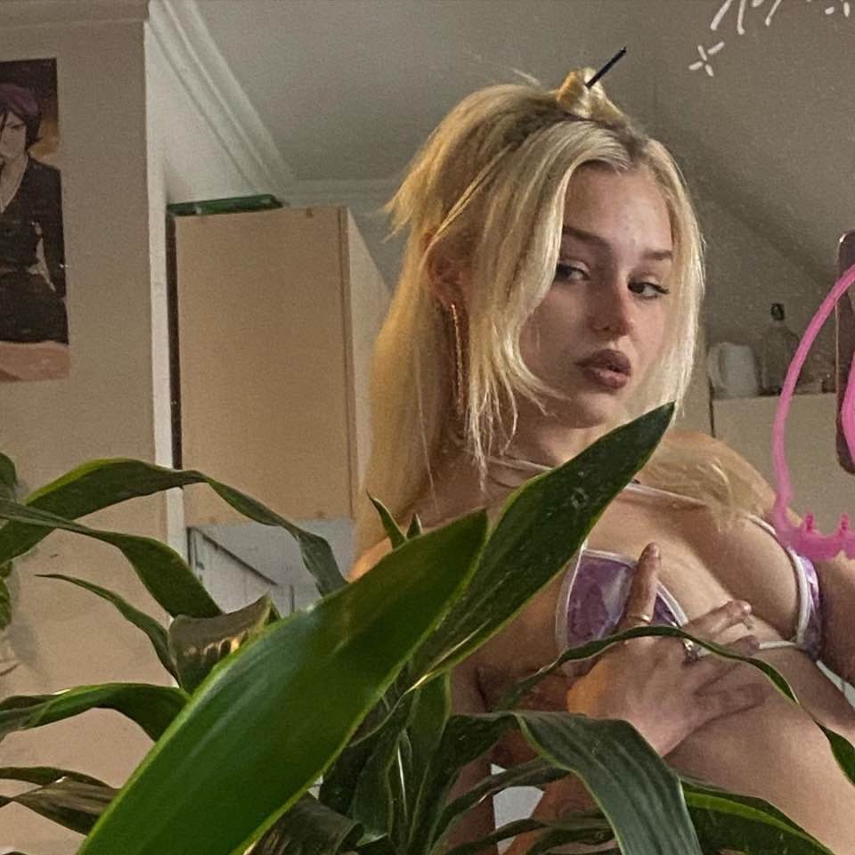 Goth slut Sophie, 19, likes showing it all off #TkmKudUp