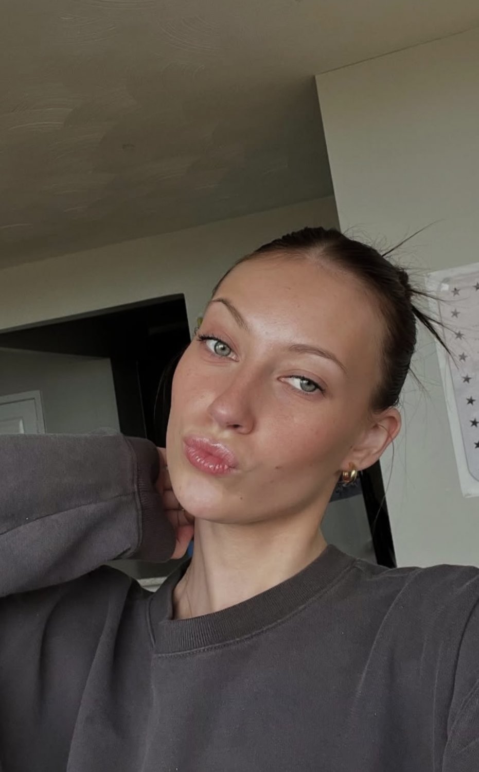 My cousin used to be innocent. Cocaine is ruining her. She probably sucks dick for coke #tlpwkXDh