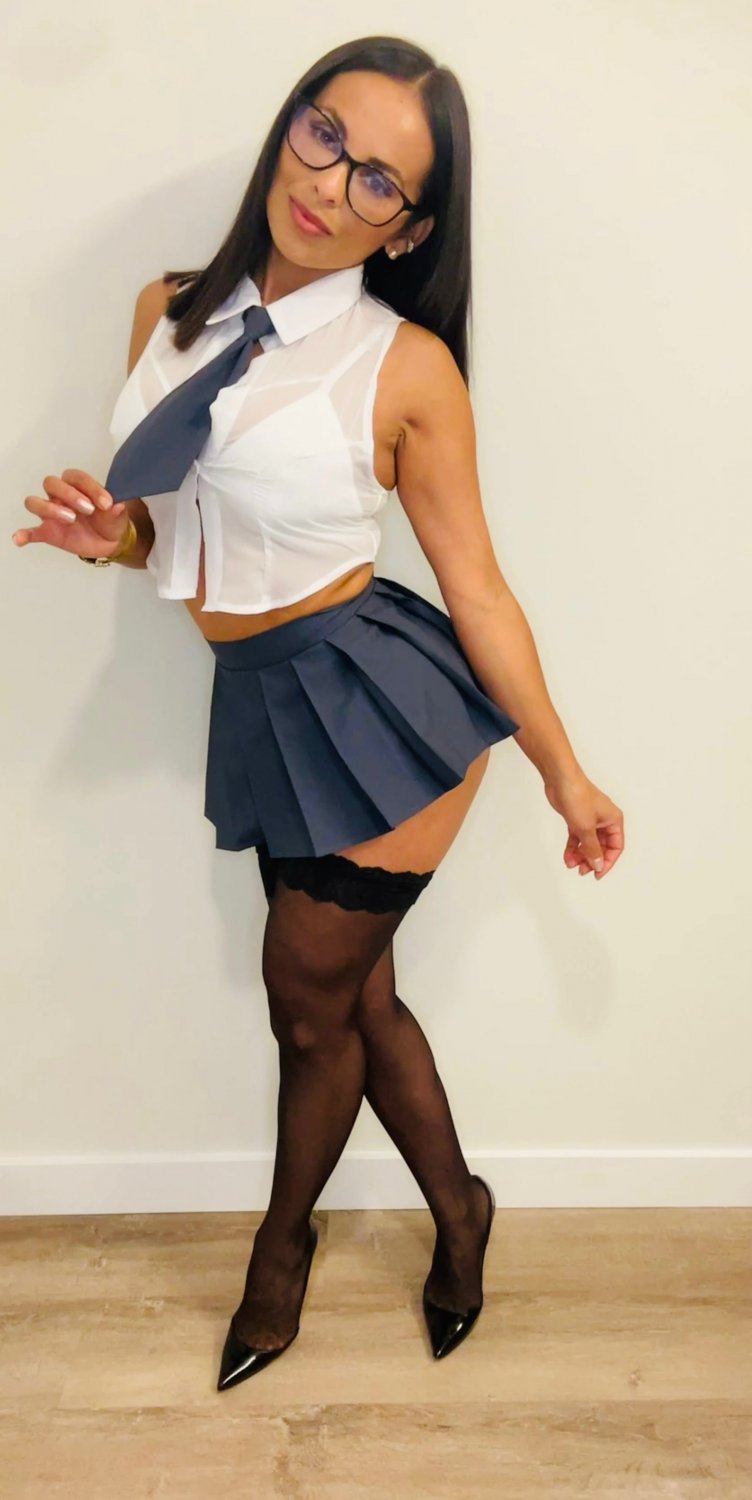 Short skirts are meant to get fucked in #tWya0GoS