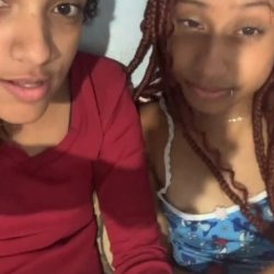 Novinha com amiga