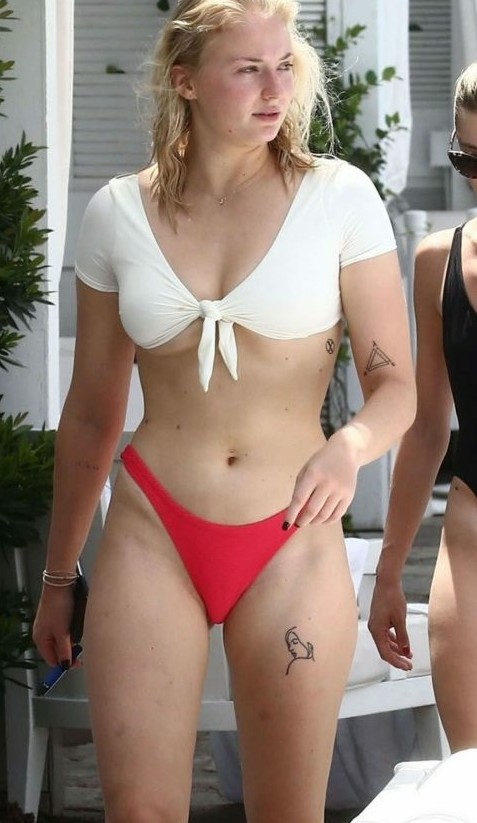 Sophie Turner  #vfTTbOvD