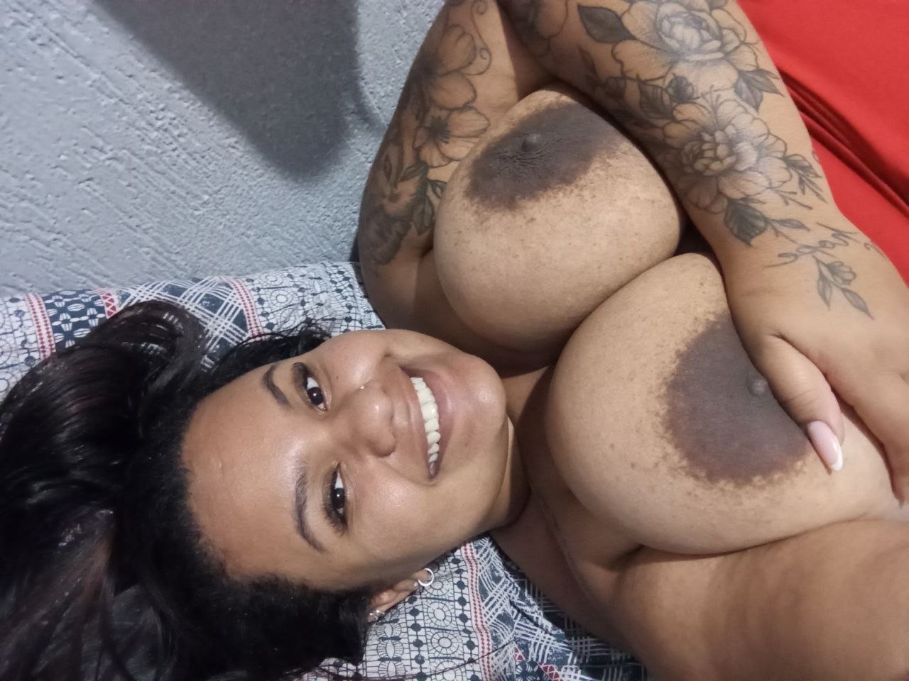 PRETINHA VAZADA GOSTOSA DO PEITÃO ABSURDO SE TOCANDO - VAZOU CASEIRO AMADOR #vM2TFHk1