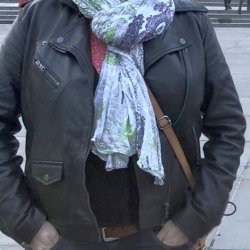 A chubby mom of three spreads