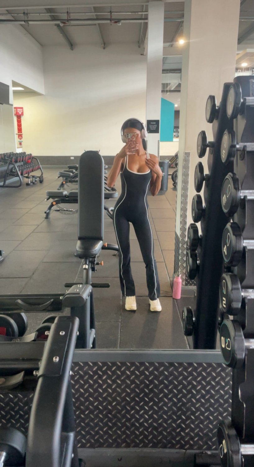 She works out like she knows you're watching #vzlCBnRf