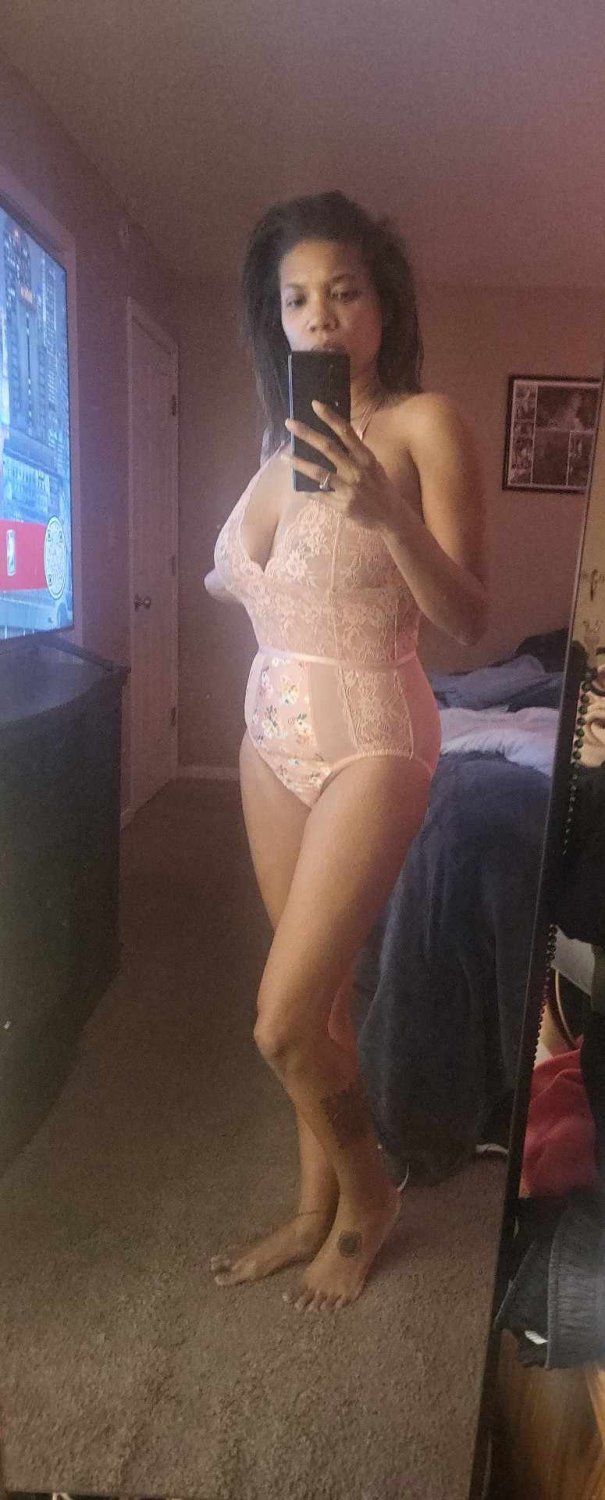 Baddie ebony milf taking selfies #W3okUKnc