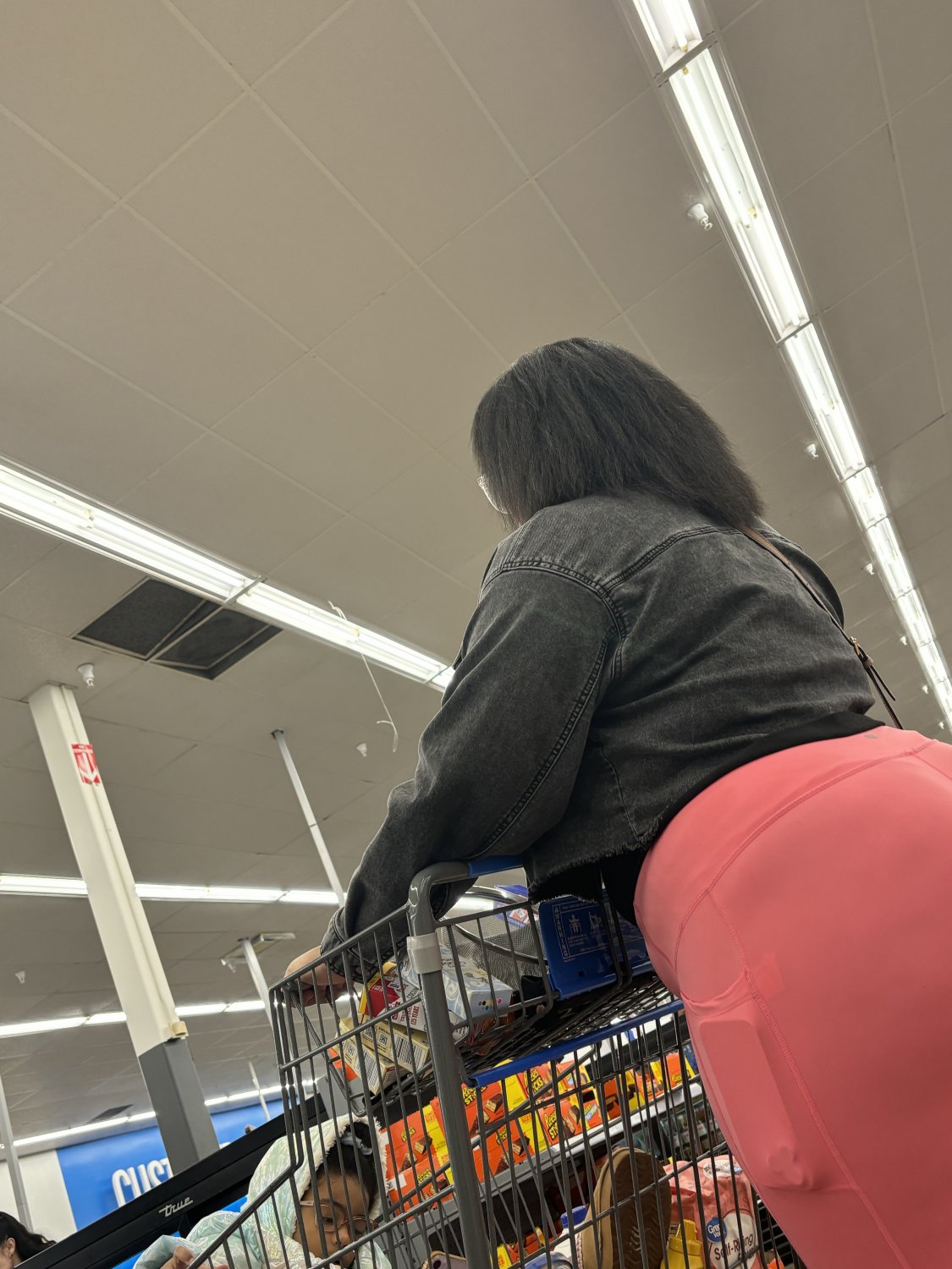 Think Booty Ebony in pink leggings (Thong) #w6IKMfAr