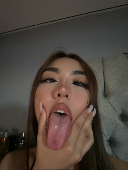 Long tongue girl #wAUJ0oOd