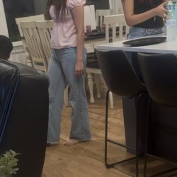 Ricooos pies de esta chiquita q rico sería correrme en sus pies