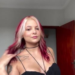 Quando o marido nao da atenção ela vai para internet se exibir.ela tá pedindo muita punheta