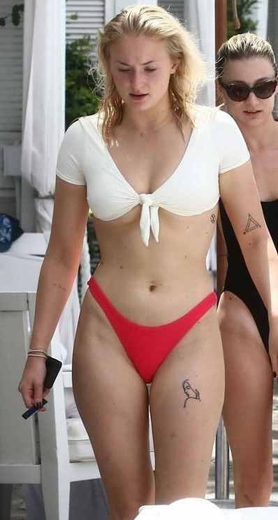 Sophie Turner  #yEqbHGOa