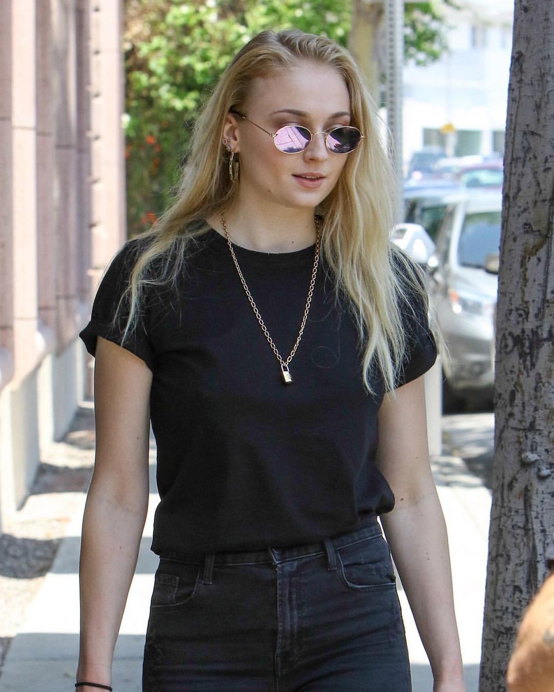 Sophie Turner  #zGFKY2ux