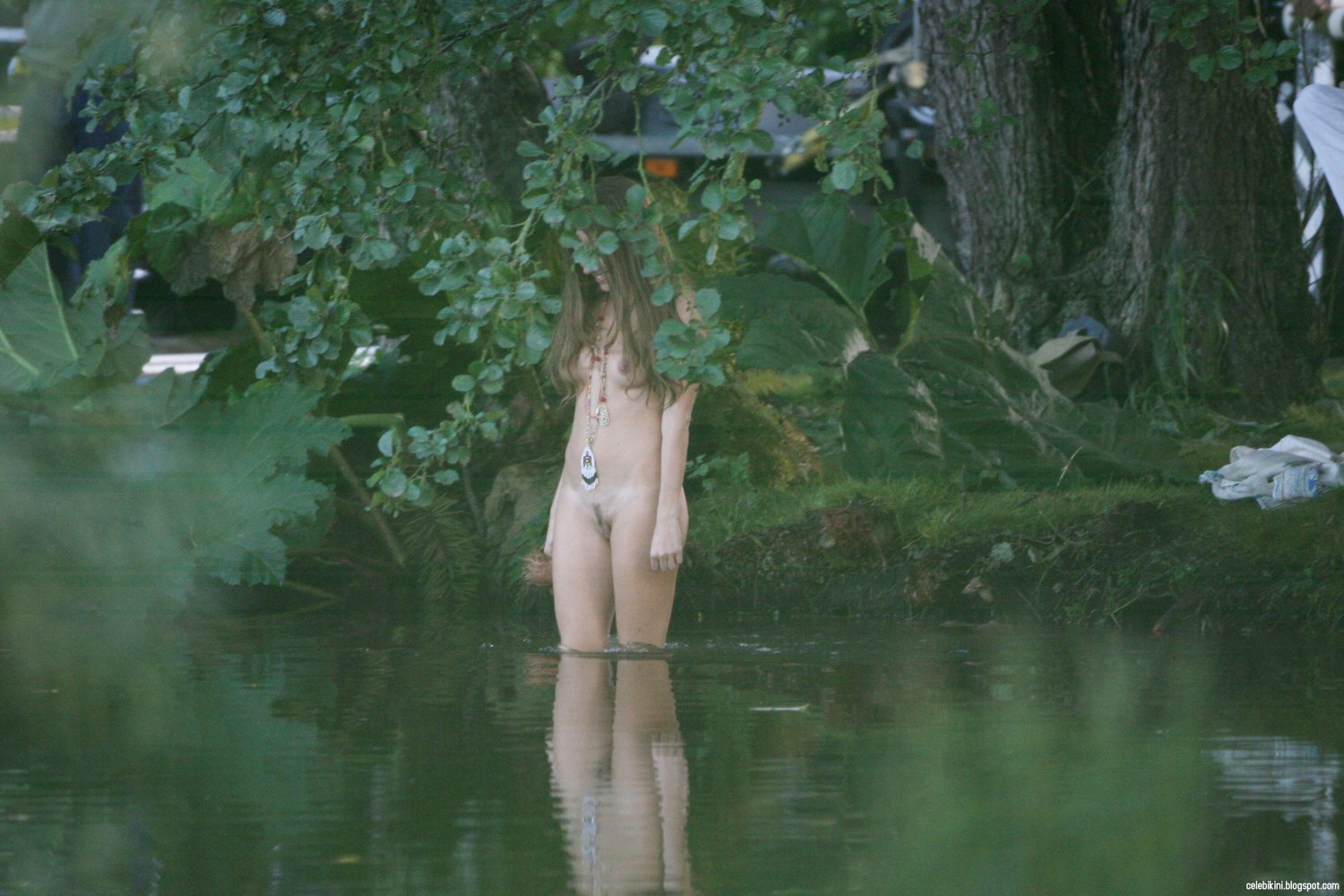 Sienna Miller on the set of Hippie Hippie Shake #0UNvGc83