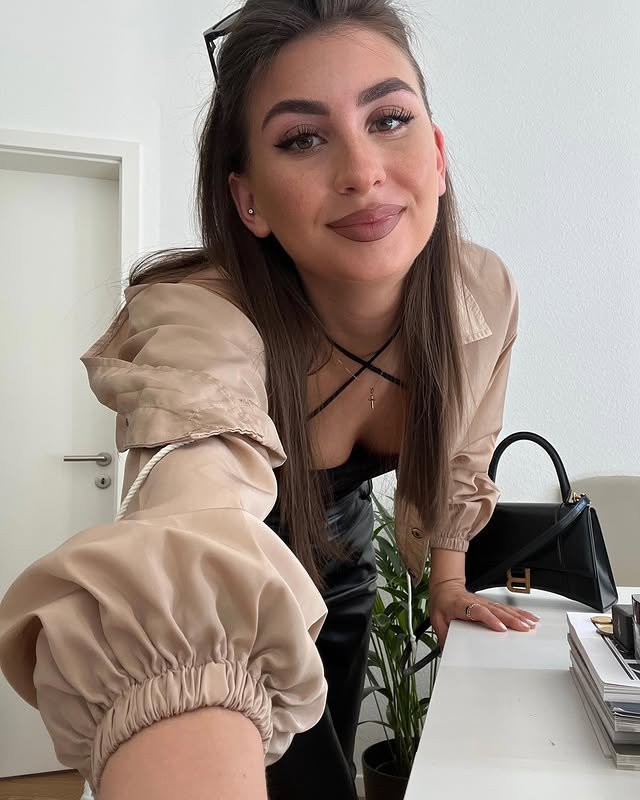 Cute petite girl eve #0UtiblFP