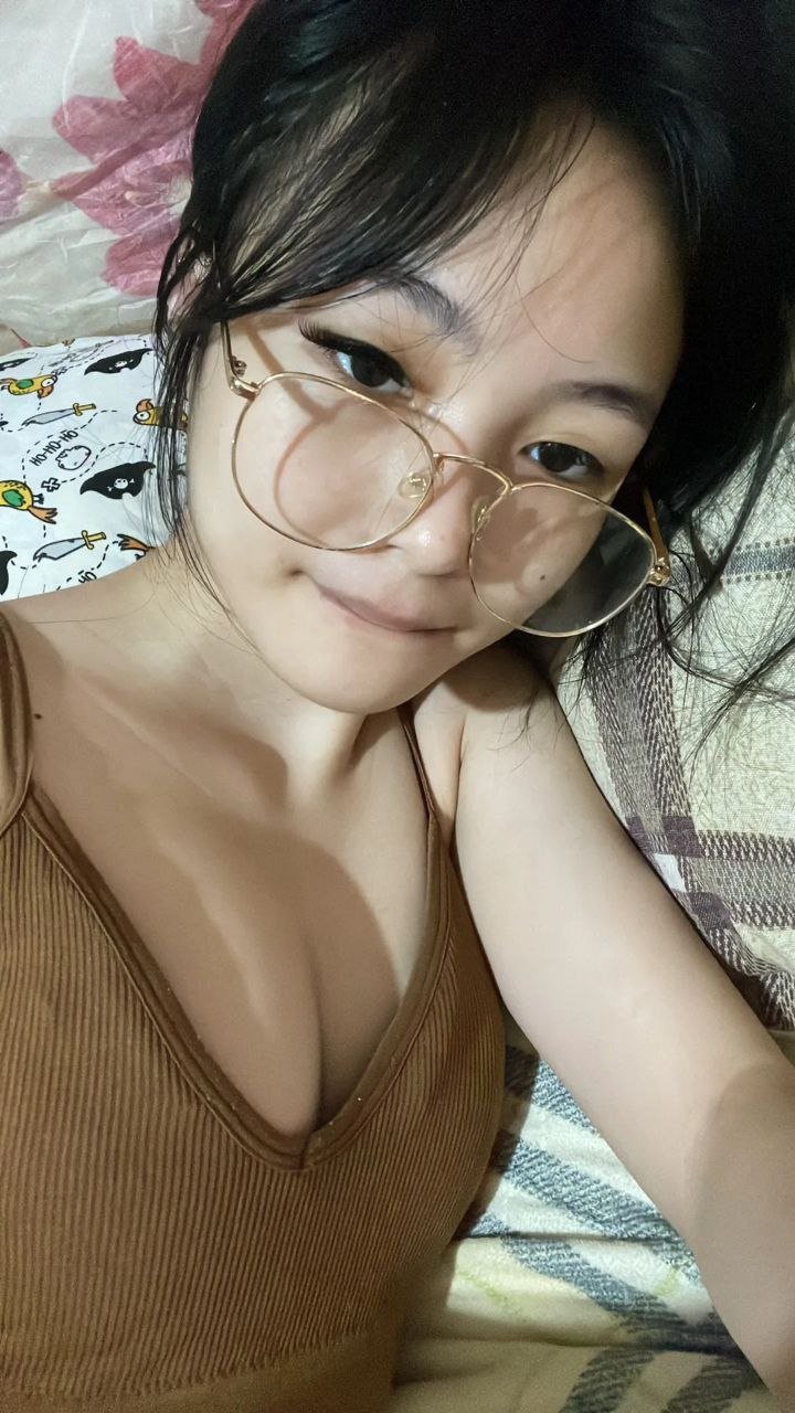 11vvroot Hot Cheating Emo ABG Asian Teen Shows Small Body on Snap Leak #11VvrOOT
