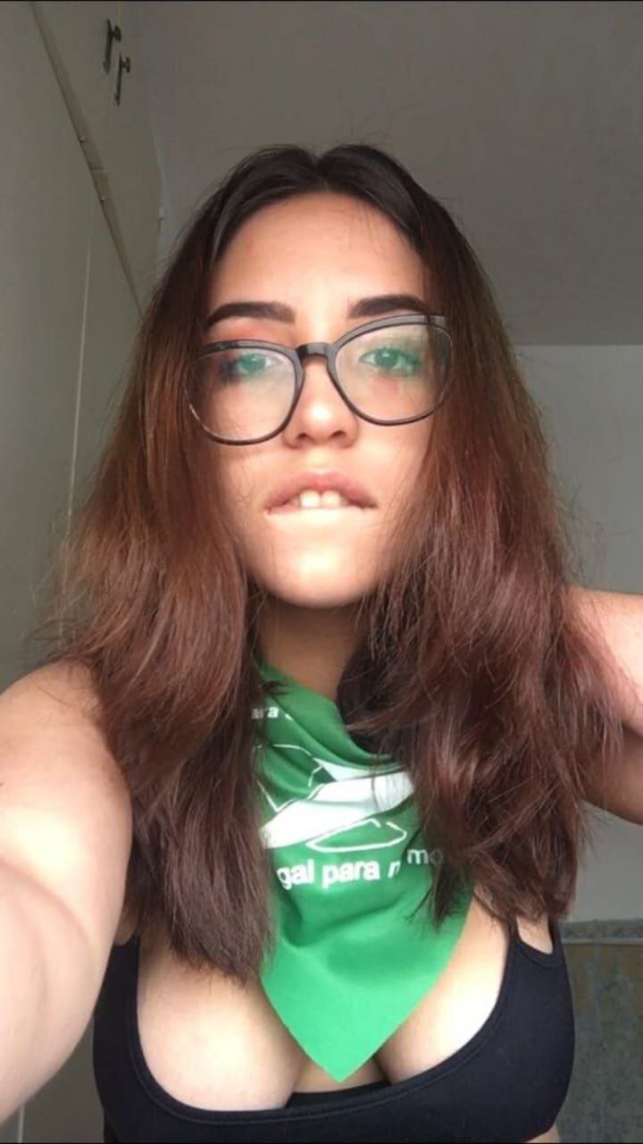Feminista  enseñando las tetas #2abQmNjb