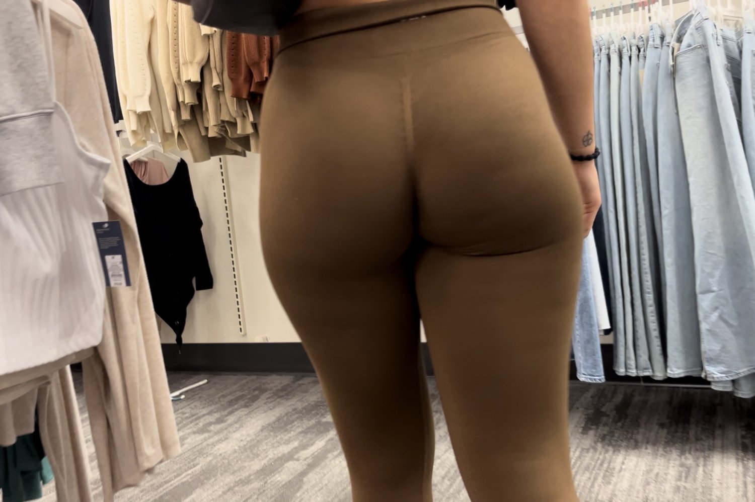 Candid Latina ass up close #2pFFO6C6