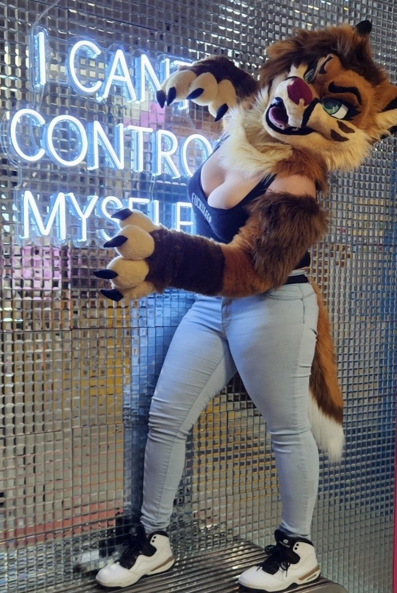 [FURRY] 😡🇲🇽 mexican demi-bisexual shepard girl (mëäņșħëp) #2su2vITi