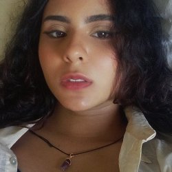 Colombiana mostrando o peitinho