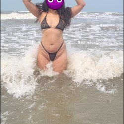 Morena-de-fio-dental-na-praia-10