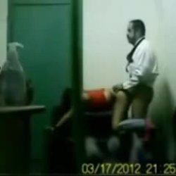 Pastor comendo duas irmãs na hora do culto
