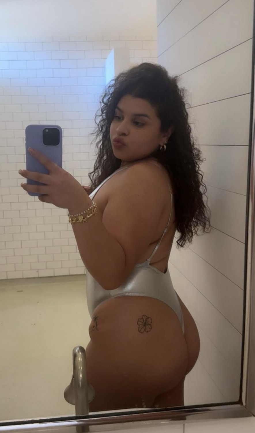 Sexy slut shaking her ass #99AVCVnG