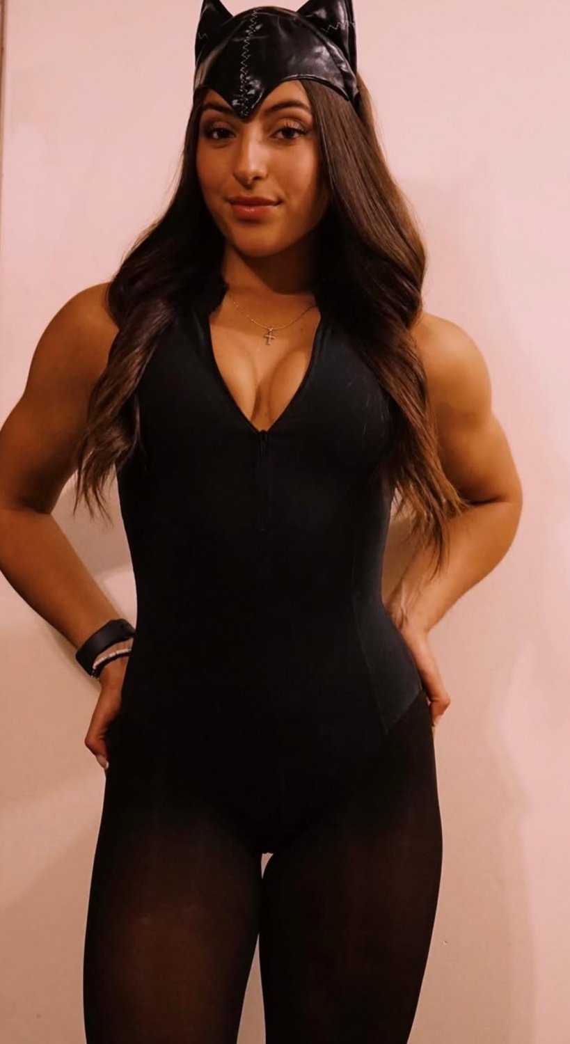 sexy brunette. comment and dm to see her suck cock #AHqxetly