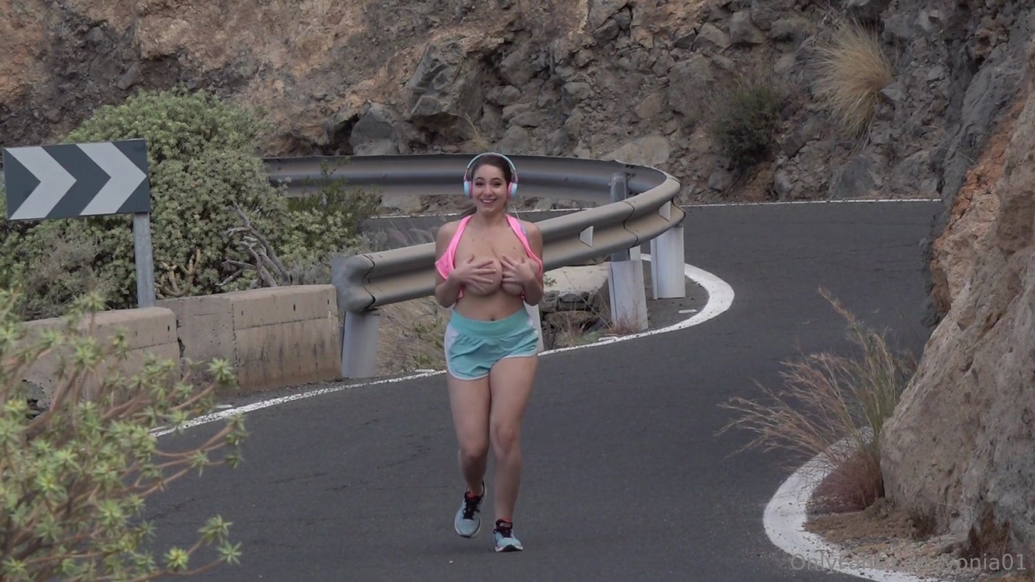 Huge Runners Tits Bounce Freely #Ak8wIowf