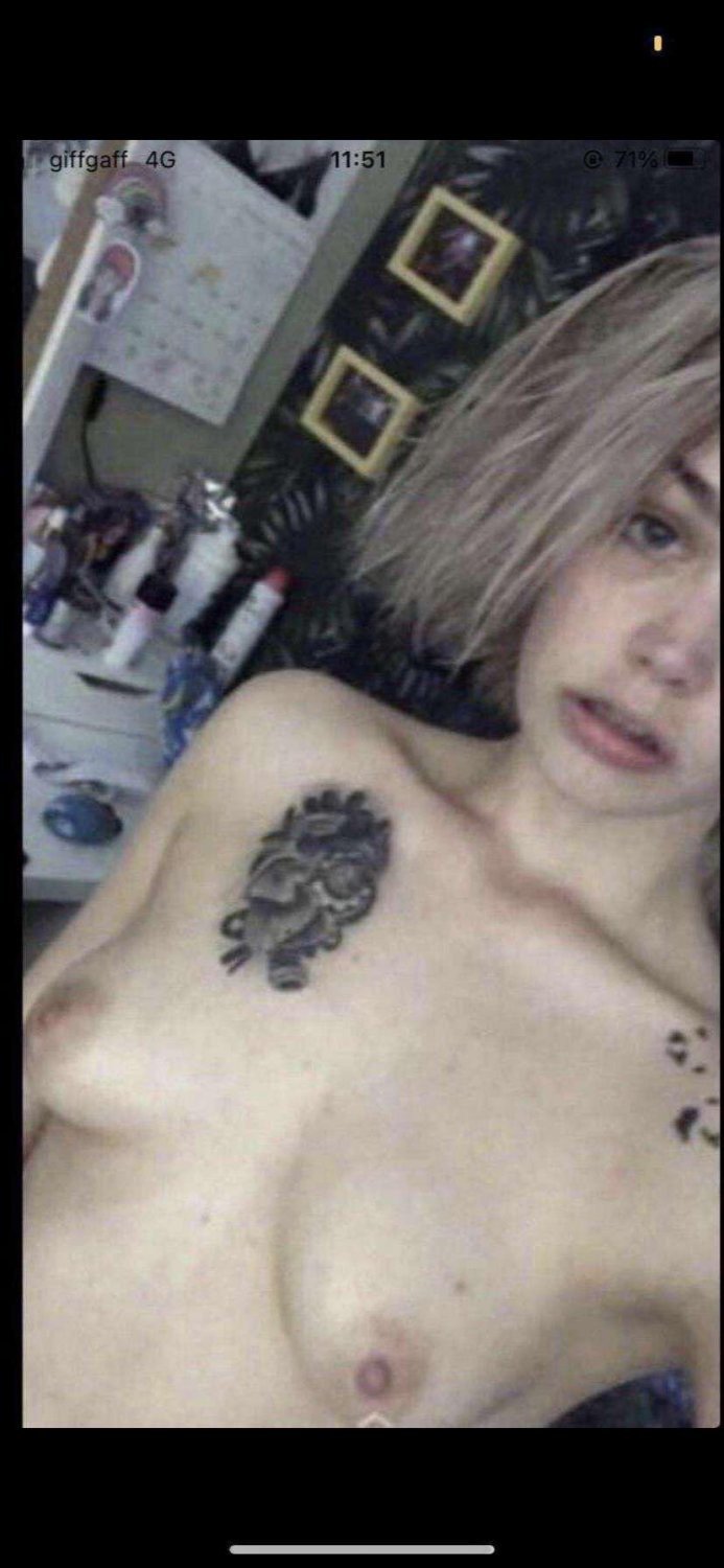 Tiny tits alt girl on off #AKNBeQU2