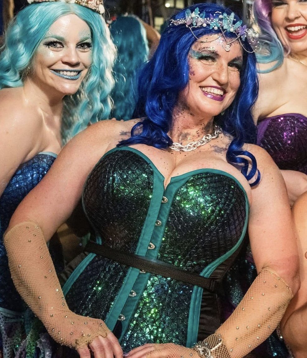 Wonder if Lorie or her husband realize that her big “gorgeous” tits have been seen by thousands #BRFO22uP