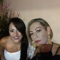 Evelyn mostrando o rabo