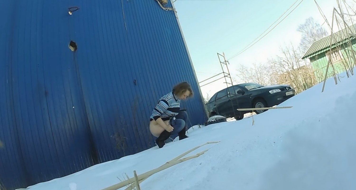 Girl caught taking piss breaks outside at work #d05X2faF