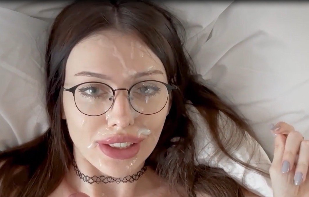 Suckretary Empties Balls on her Face #d2b3XHbO