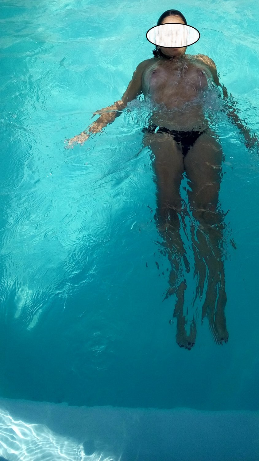 Casada vazada peladinha na piscina #DEIvGGgb