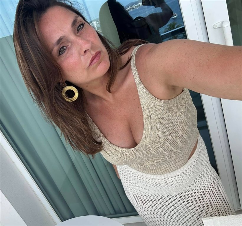 Is she hot or not? #DHZQwXH8