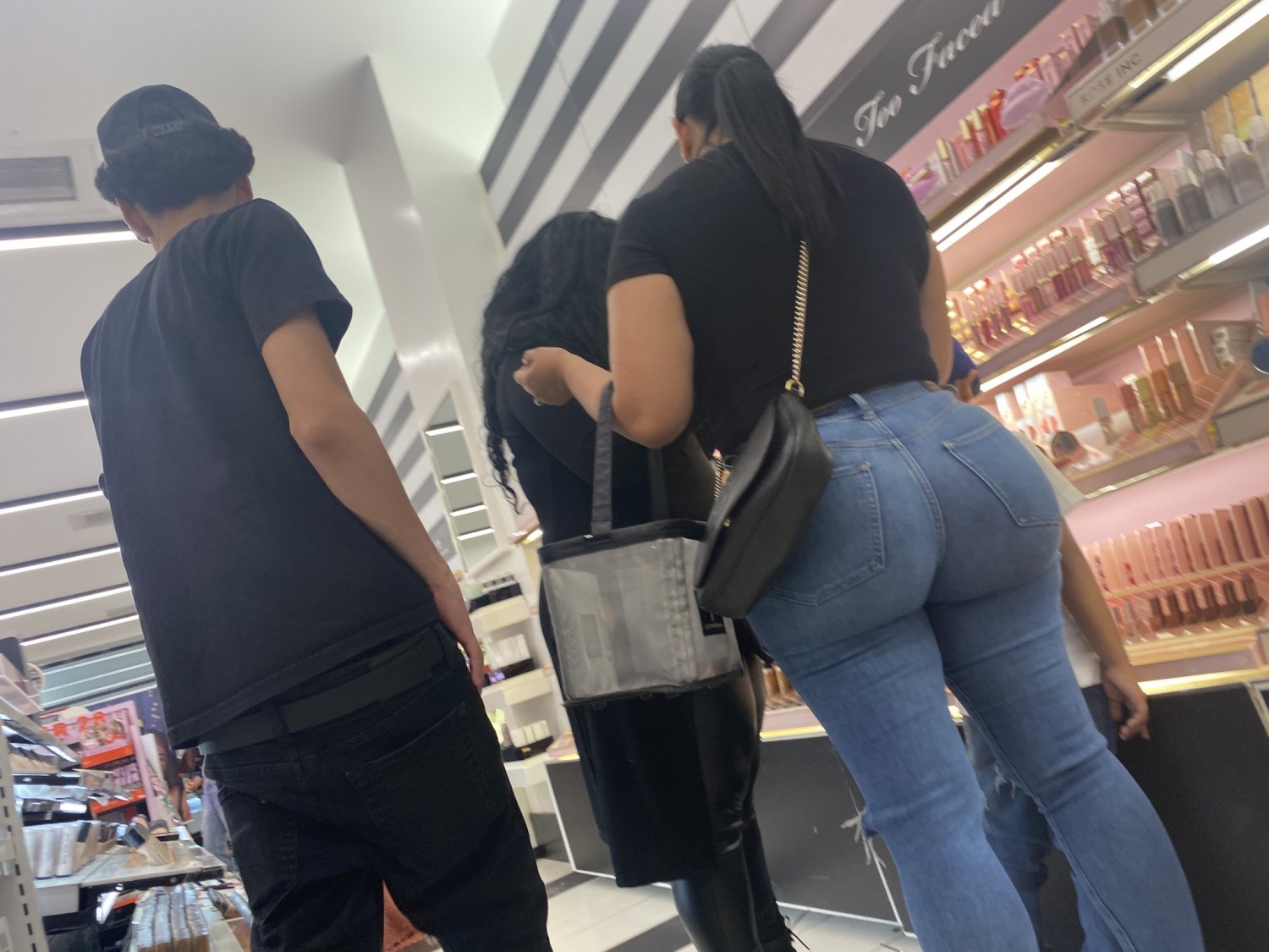 Latina mom fat booty candid #dqKxEjX6
