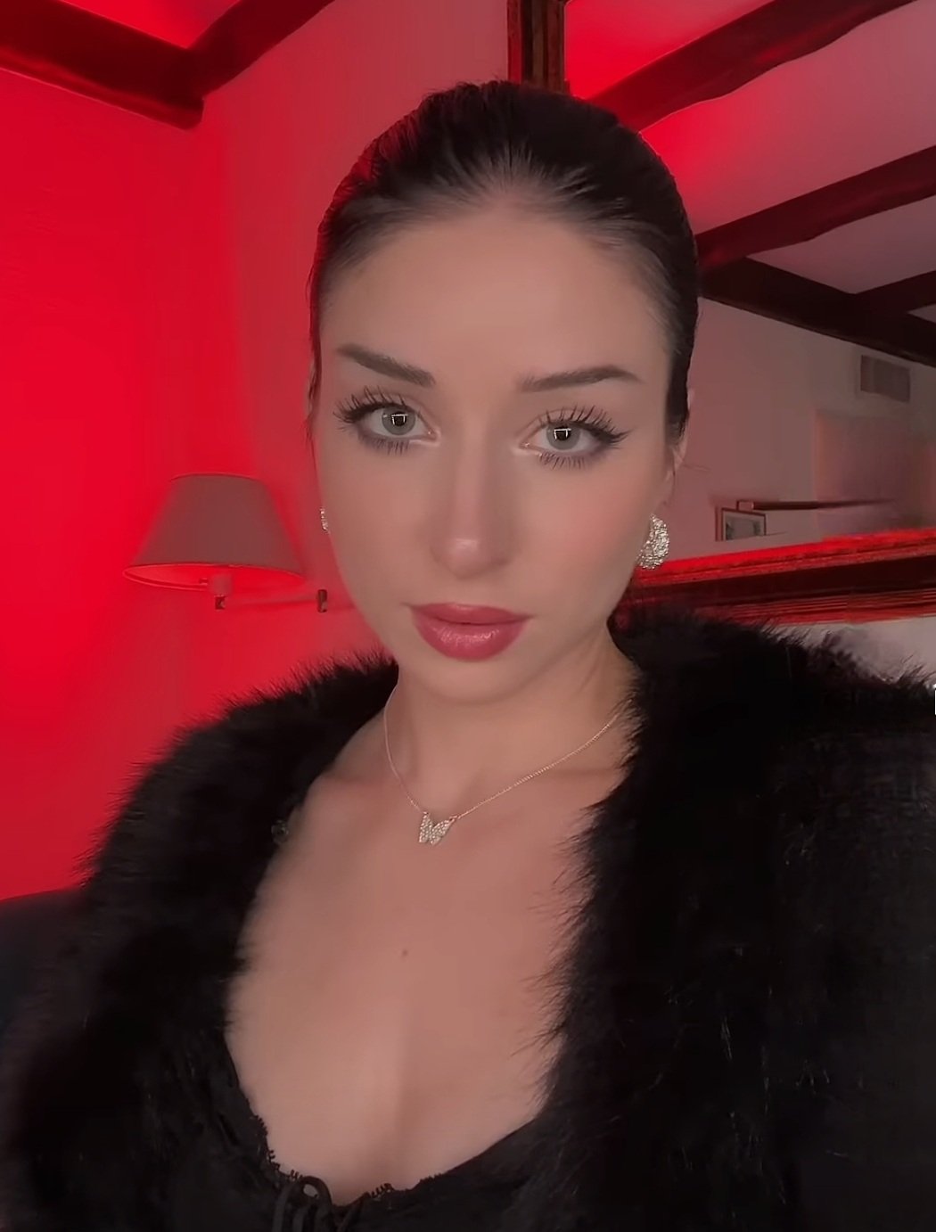 Sexy babe (would u like to be sucked by her ) m #E4J1Q9YB