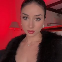 Sexy babe (would u like to be sucked by her ) m