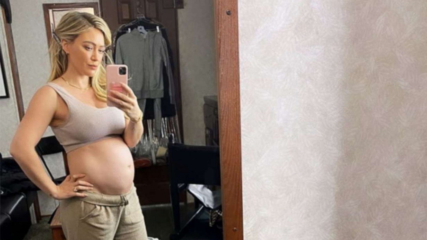 Hilary Duff pregnant, bikini, legs, feet, toes and soles #E8jnRE2N