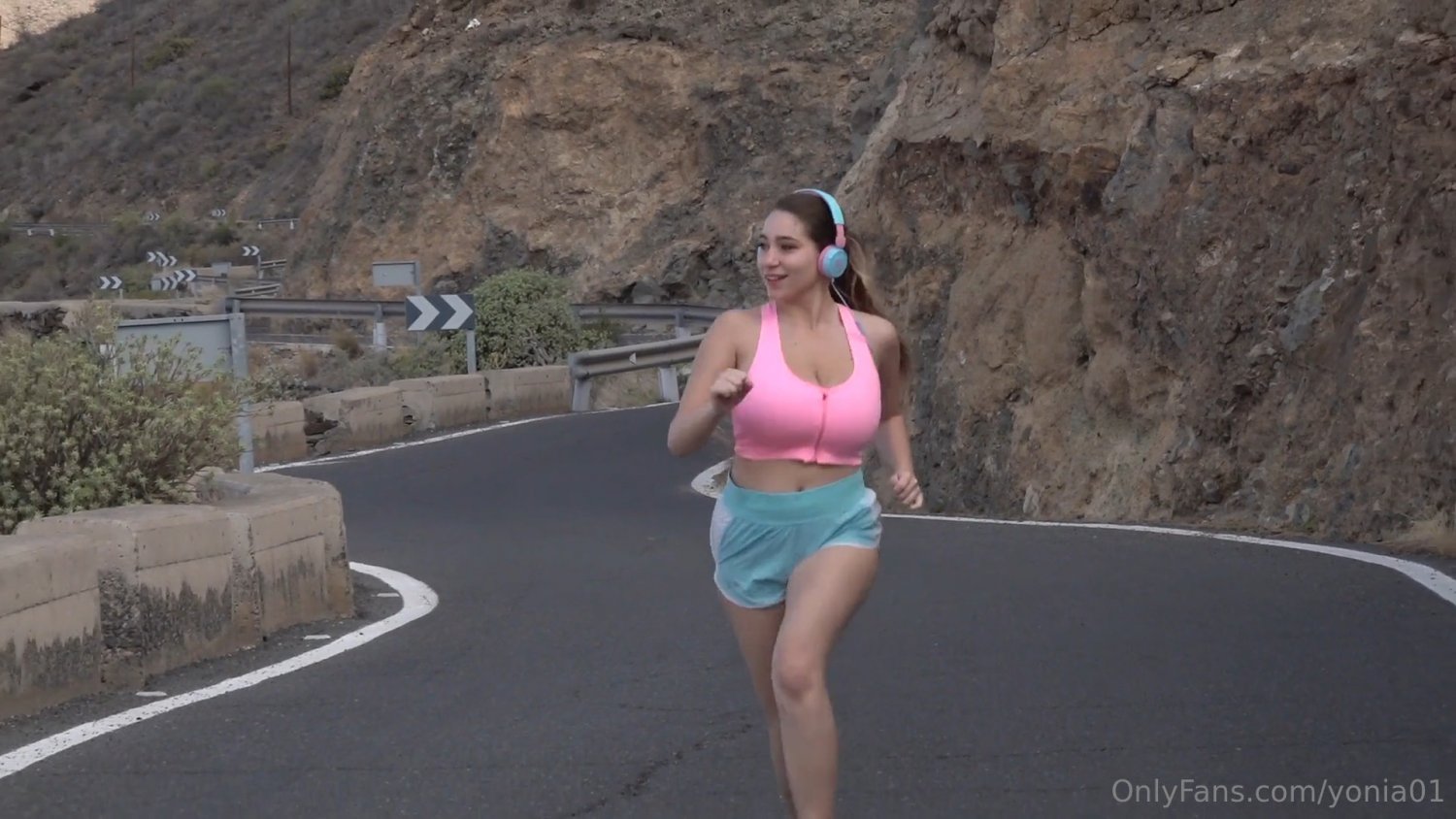 Huge Runners Tits Bounce Freely #EW4qeEvl