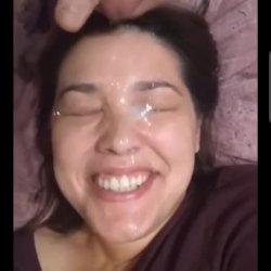 Levando gozada e sorrindo