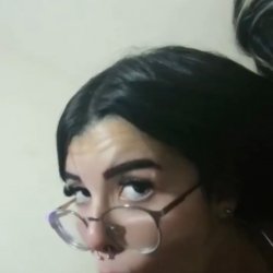Novinha de aparelho mamando e amiga filmando