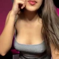 Novinha gostosa metendo o consolo na buceta