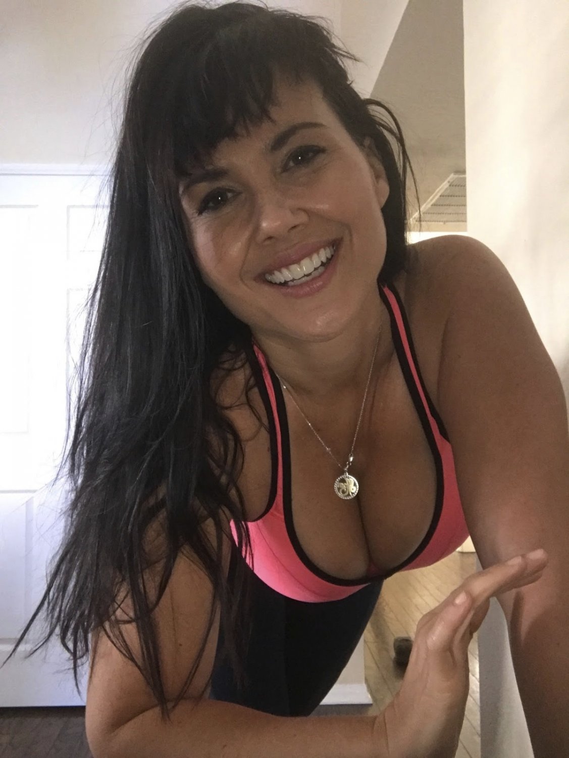 fe557oso Best Friends mom in sports bras and yoga pants #Fe557oSo