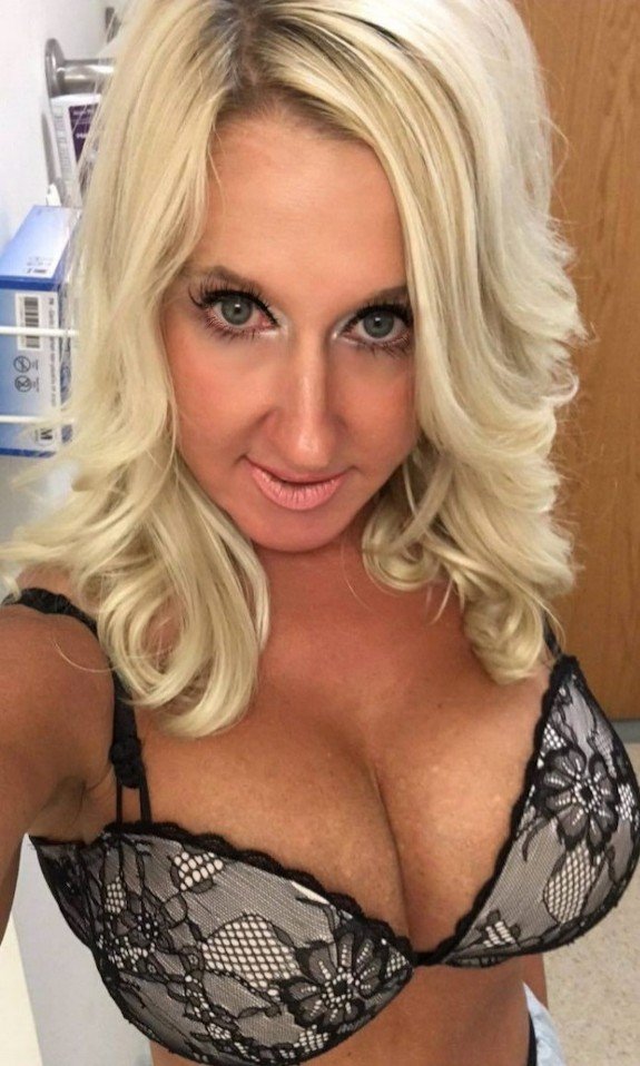 Blonde cougar #FFrkekI6