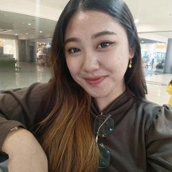 Pretty Asian Chick enjoys taking sexy pics