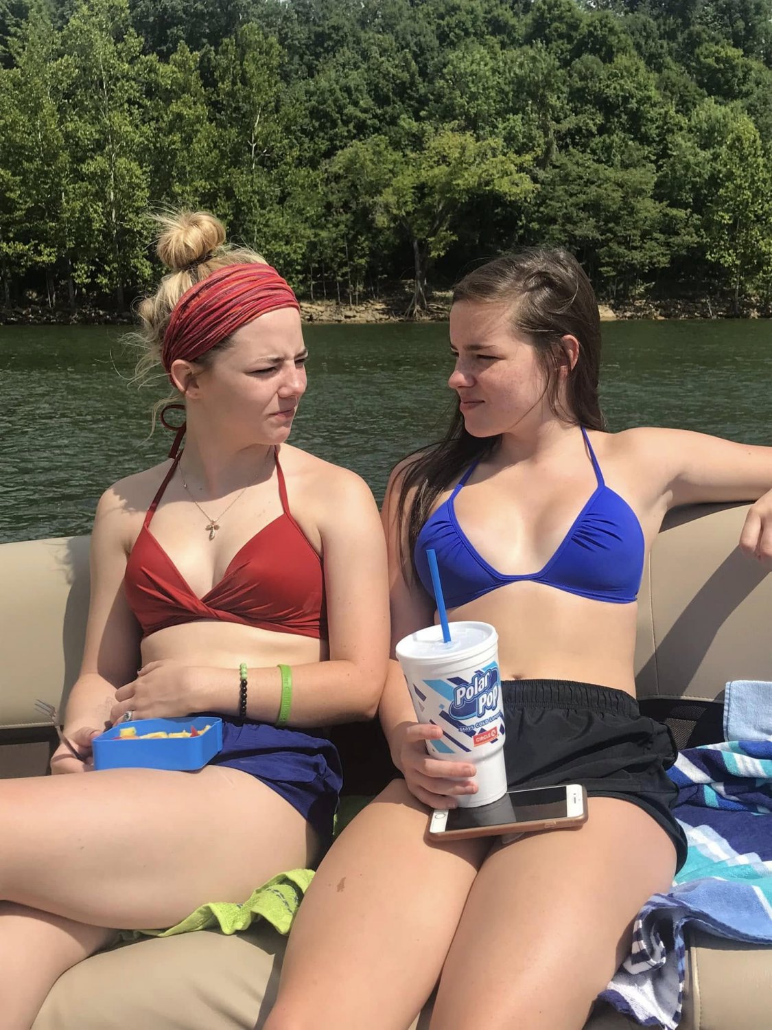 18 year old with nice tits #GyW0al0o