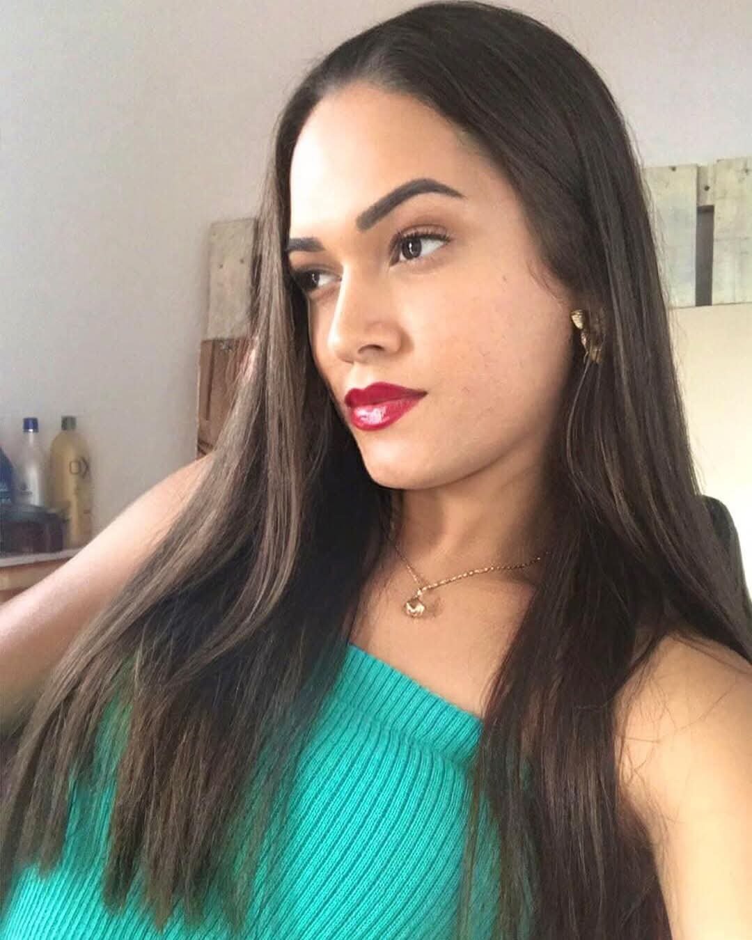 Vocês tem coragem de encarar esse travesti? #HEBqq8CS
