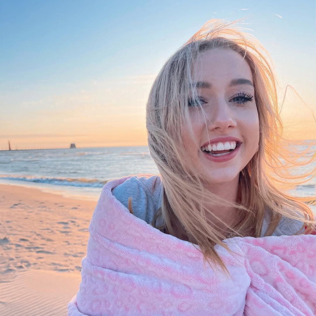 Hot Blonde Shared Girlfriend #hhVJ1lQU