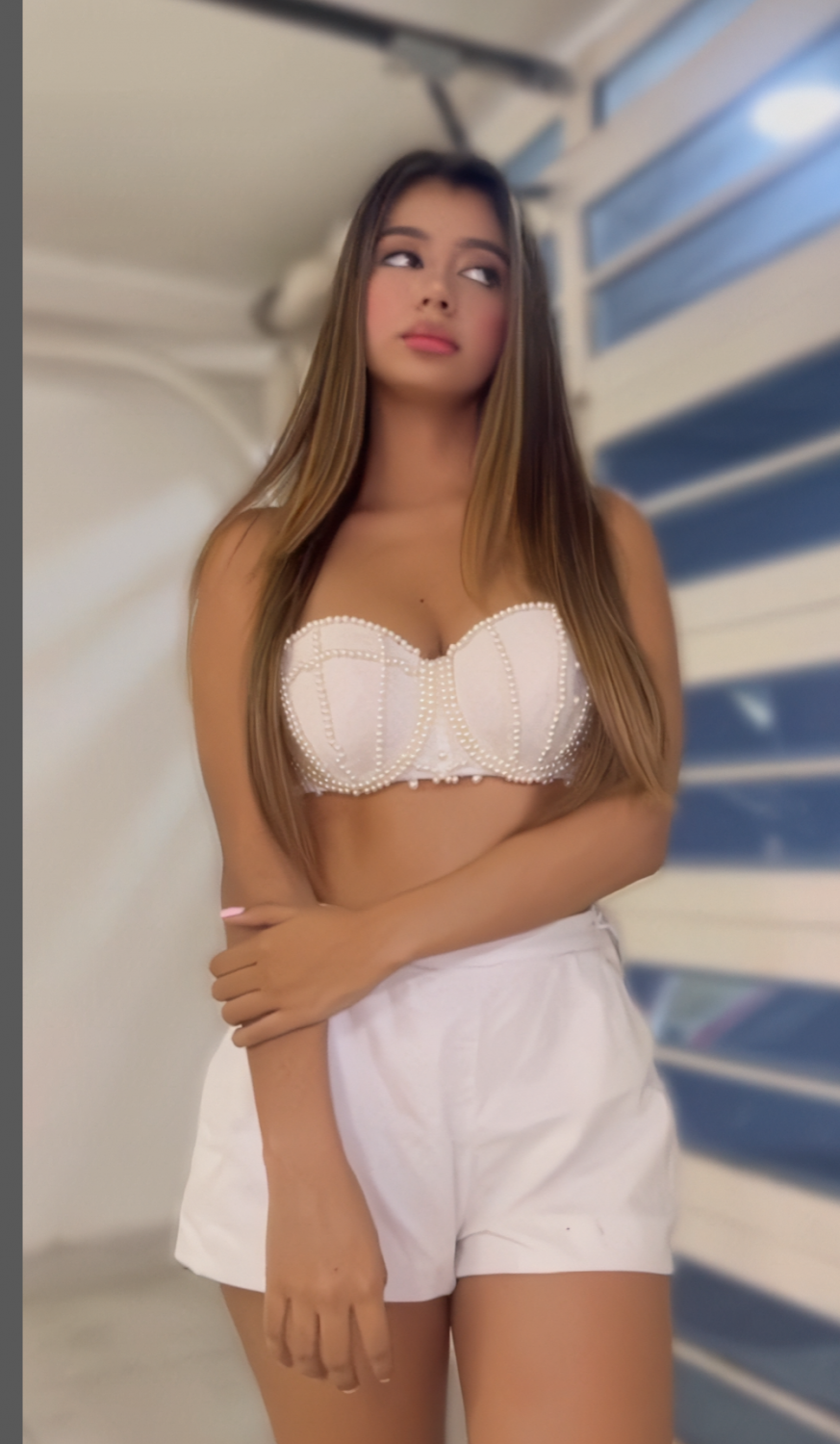 Beautiful Columbian Singer #HnImlndD