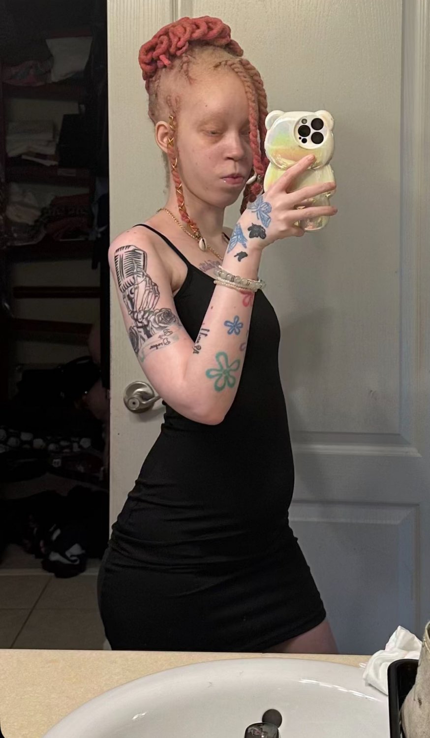 Horny albino girl that can twerk that ass would u fuck her #Hvx1ij36